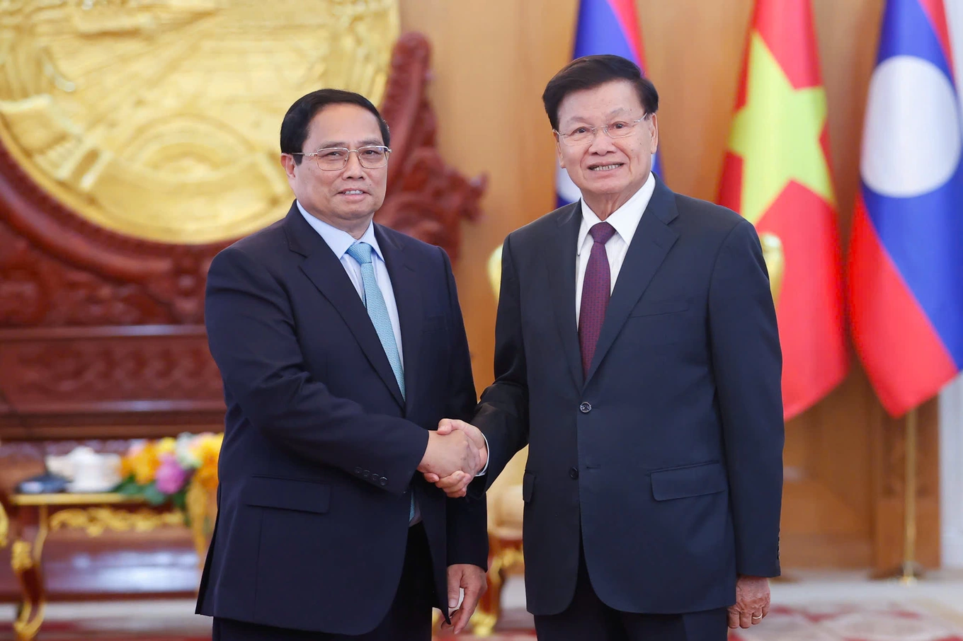 Le Premier ministre rencontre le secrétaire général et le président du Laos à Vientiane