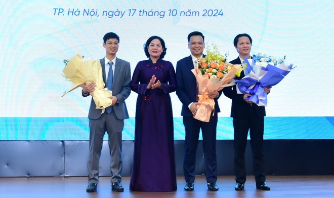 Thống đốc NHNN Việt Nam tặng hoa chúc mừng ông Nguyễn Trần Mạnh Trung (thứ hai từ phải sang) và ông Nguyễn Việt Dũng (ngoài cùng bên trái)