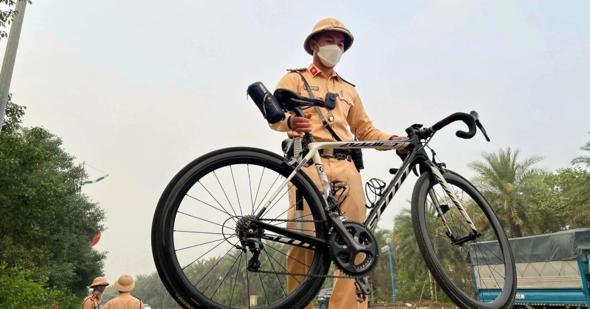 La police de la circulation de Hanoi contrôle 15 cyclistes dans la rue Vo Nguyen Giap