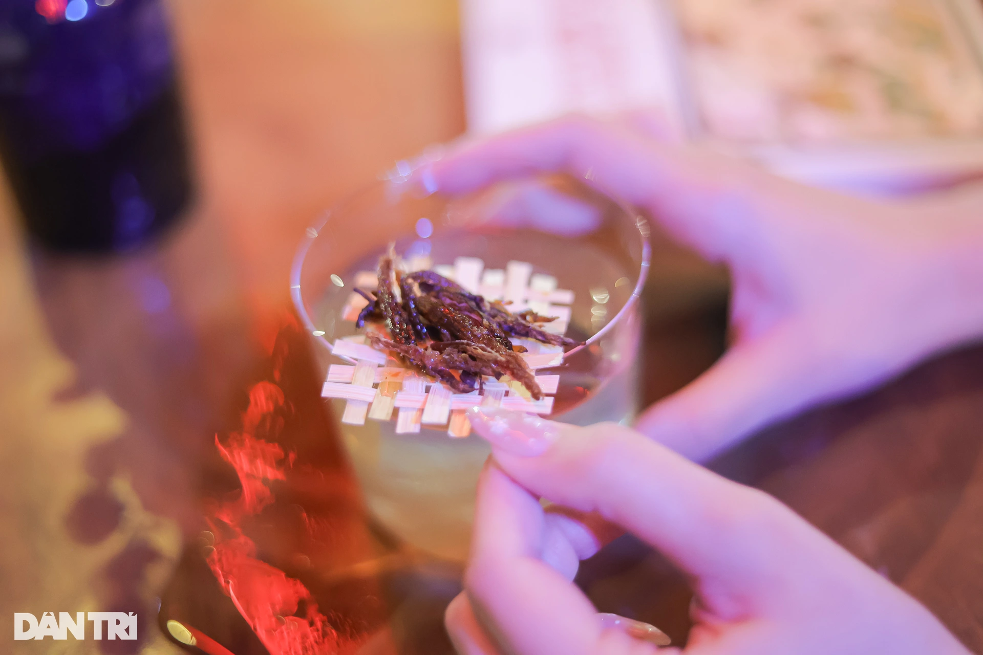 ฮานอย: ลูกค้าแปลกใจร้านกาแฟที่มีเครื่องดื่มรสชาติบุ๊นจ๋าและเนื้อควายตากแห้ง