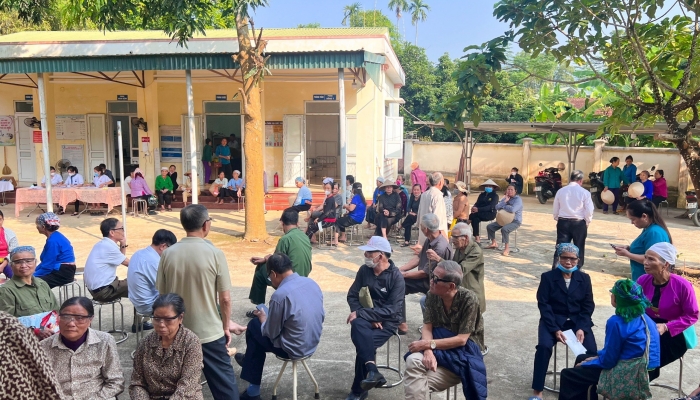 The Central Newspaper Reporters Club in Hoa Binh province organized eye examinations and provided free medicine to people.