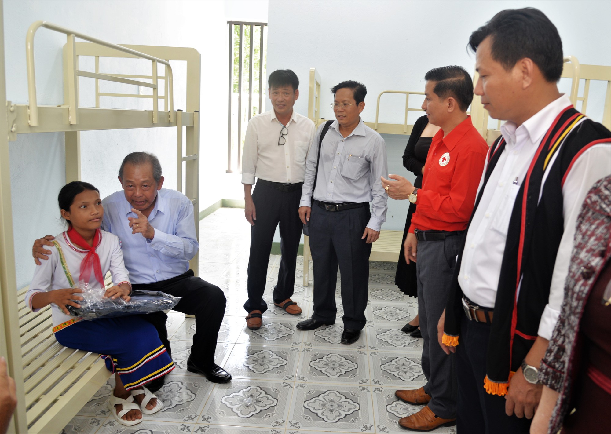 CLIP: 100 chiếc giường “mơ ước” về với học sinh vùng khó khăn Quảng Ngãi - Ảnh 9.