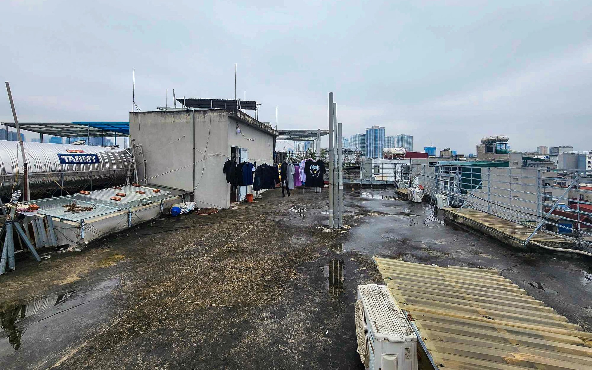 Close-up of the scaffolding system supporting the 8-storey mini apartment building photo 10