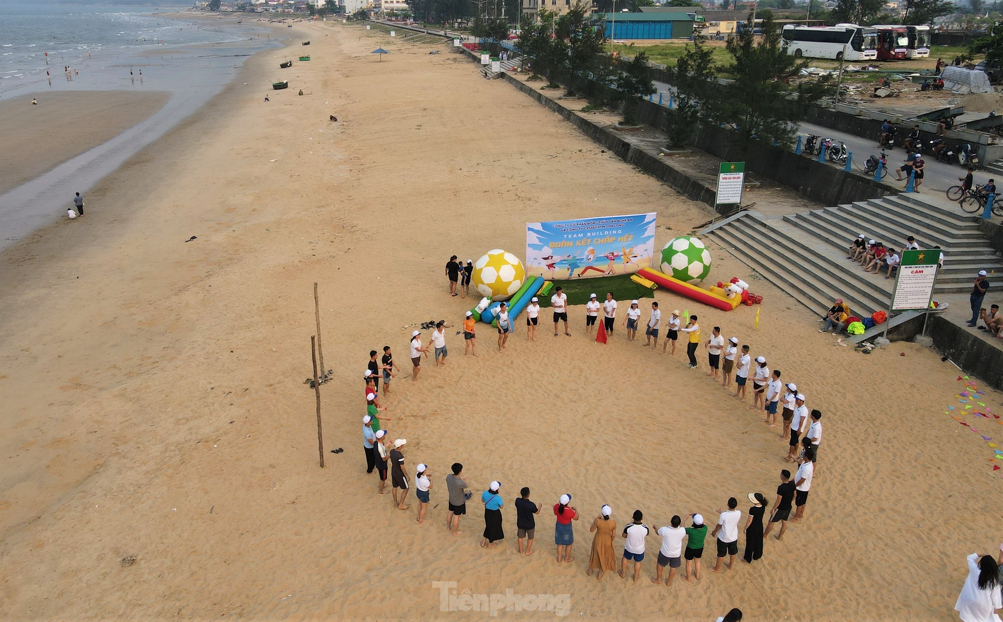 Les touristes viennent à la plage de Thien Cam pour se « rafraîchir » photo 10