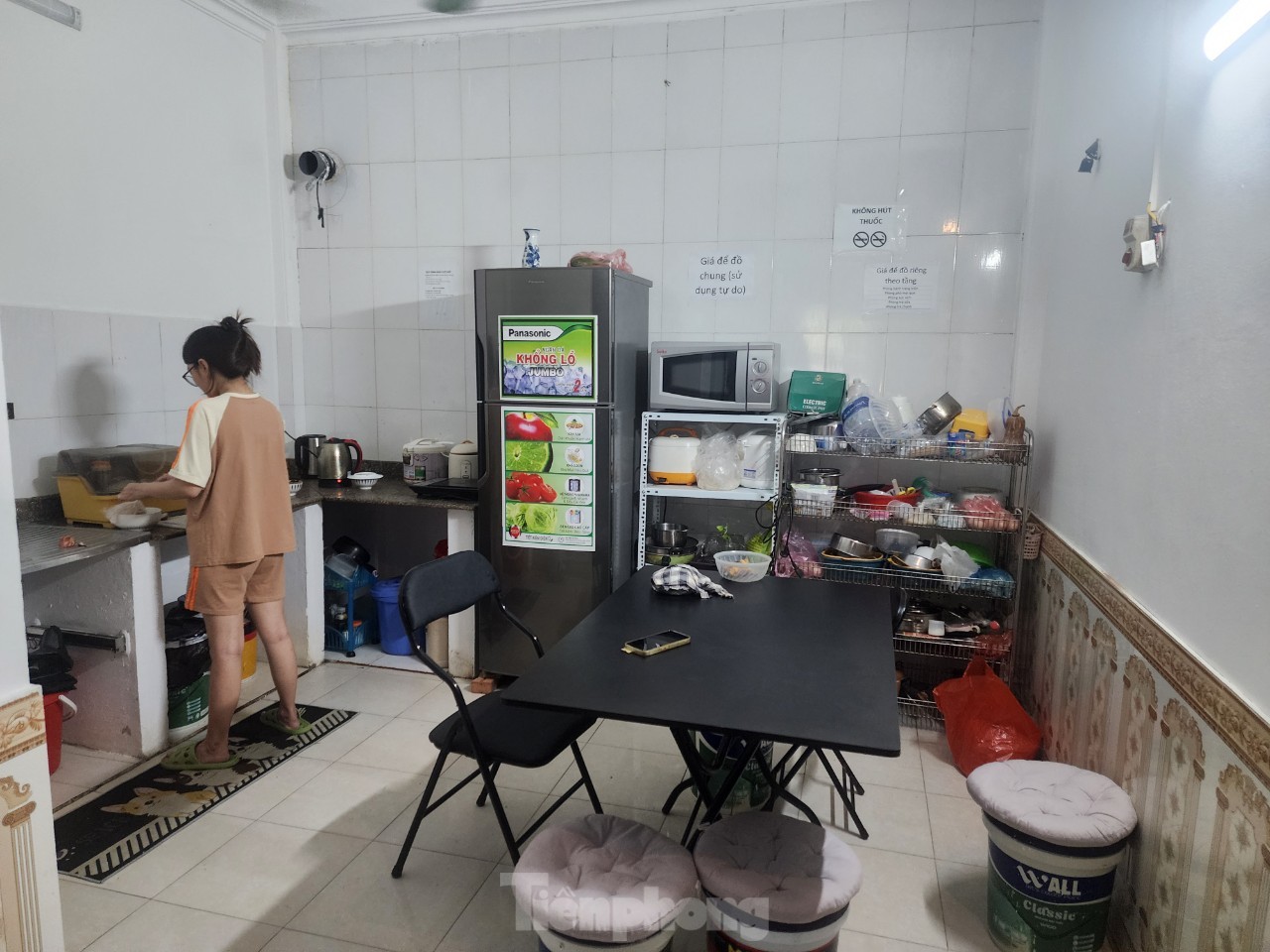 Close-up of a room with bunk beds and sleeping boxes at risk of fire and explosion in Hanoi, photo 6