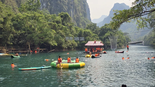 Phong Nha - Ke Bang National Park: Conquering the hearts of millions of tourists - Photo 2. Vườn Quốc gia Phong Nha - Kẻ Bàng: Chinh phục trái tim hàng triệu lượt khách du lịch - Ảnh 2.