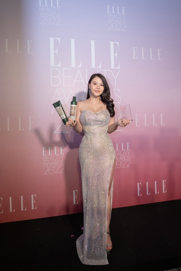 Weilaiya President Linh Berry with the most favorite natural shampoo pair of the year.