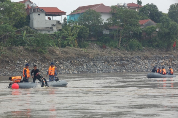 30 Marinetaucher suchen nach 4 vermissten Opfern beim Einsturz der Phong Chau-Brücke