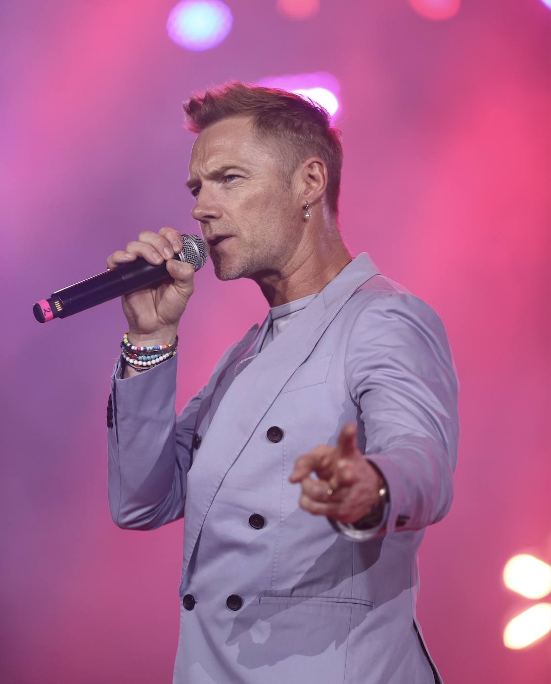 Ronan Keating và Epik High "cháy" hết mình, đưa khán  giả trở lại với thanh xuân - Ảnh 1.