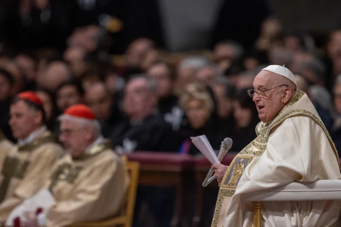 Pope Francis opens the first day of the new year with hope and calls for world improvement on Christmas Eve, picture 1