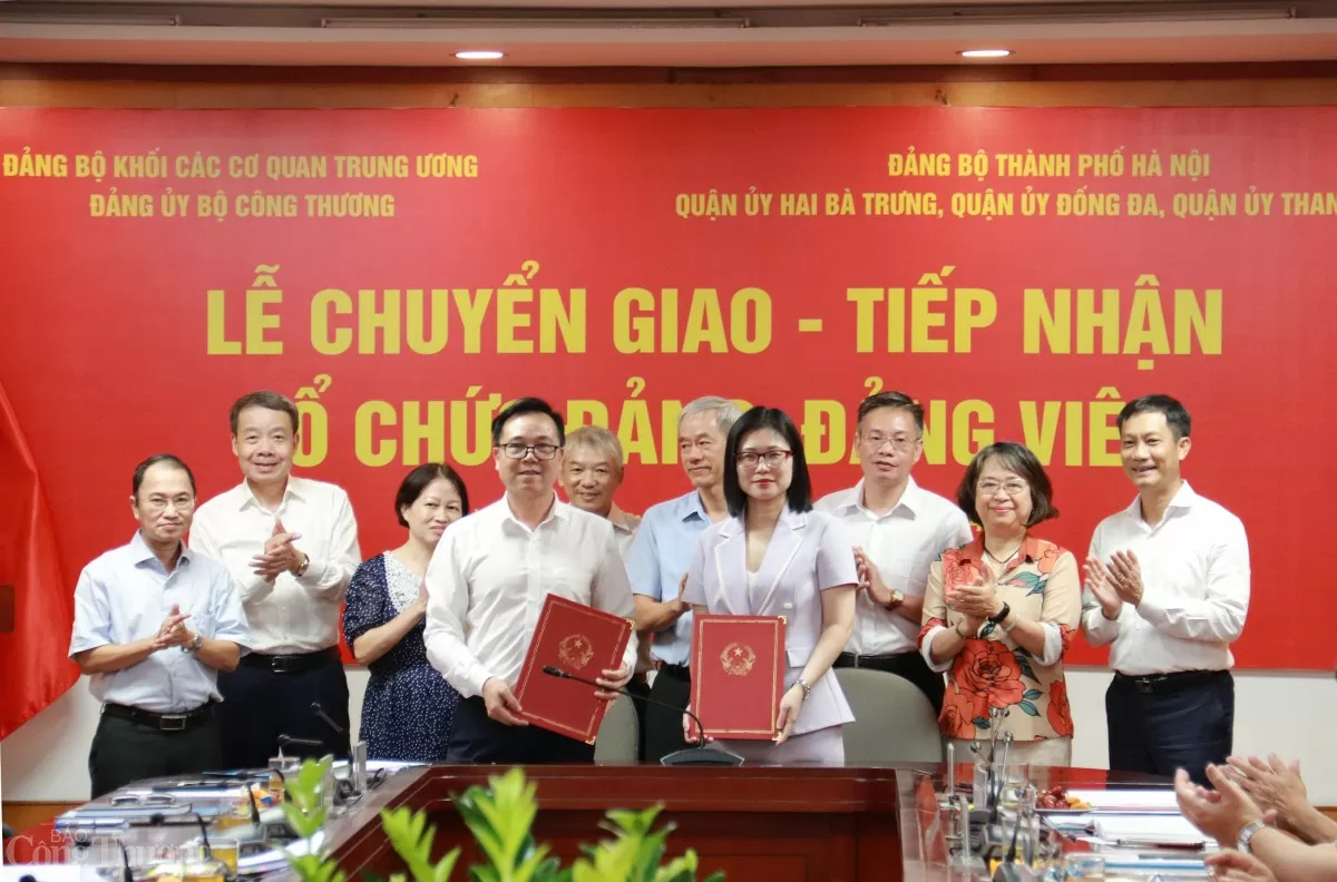 Lễ chuyển giao, tiếp nhận tổ chức đảng, đảng viên về trực thuộc các Quận ủy thuộc Thành ủy Hà Nội