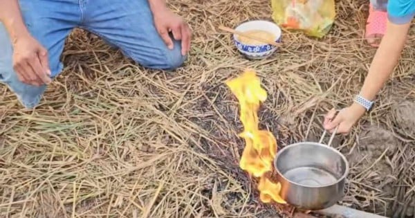 많은 사람들이 소크짱의 들판 한가운데에 있는 커다란 불타는 구멍을 보기 위해 몰려들었습니다.