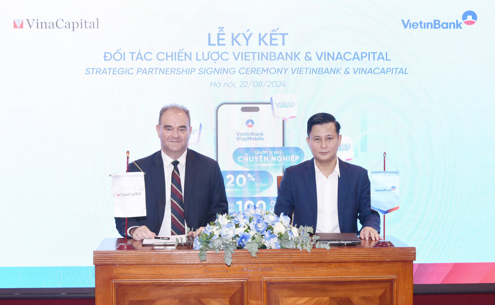 M. Tran Cong Quynh Lan, directeur général adjoint de VietinBank, et M. Brook Taylor, directeur général de VinaCapital Fund Management Joint Stock Company, ont signé un accord de coopération stratégique. Photo : VietinBank