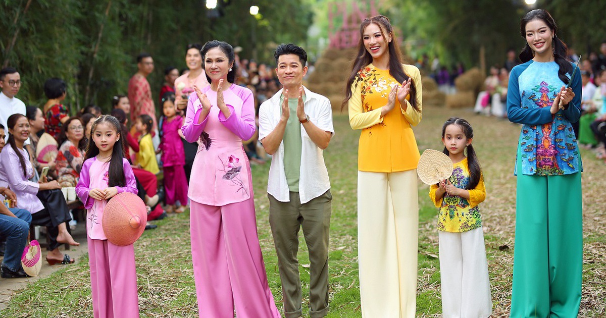 El diseñador Thuan Viet invitó a Viet Trinh y Nam Em para presentar la belleza cultural de la región del río.