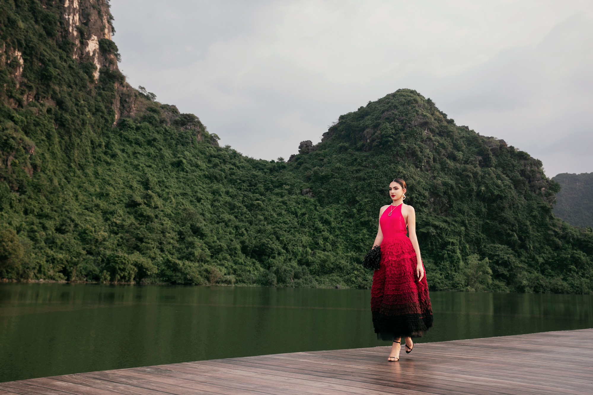 H’Hen Niê, Ngọc Châu, Bùi Xuân Hạnh trình diễn thời trang trên bè ở Tràng An - Ảnh 10.