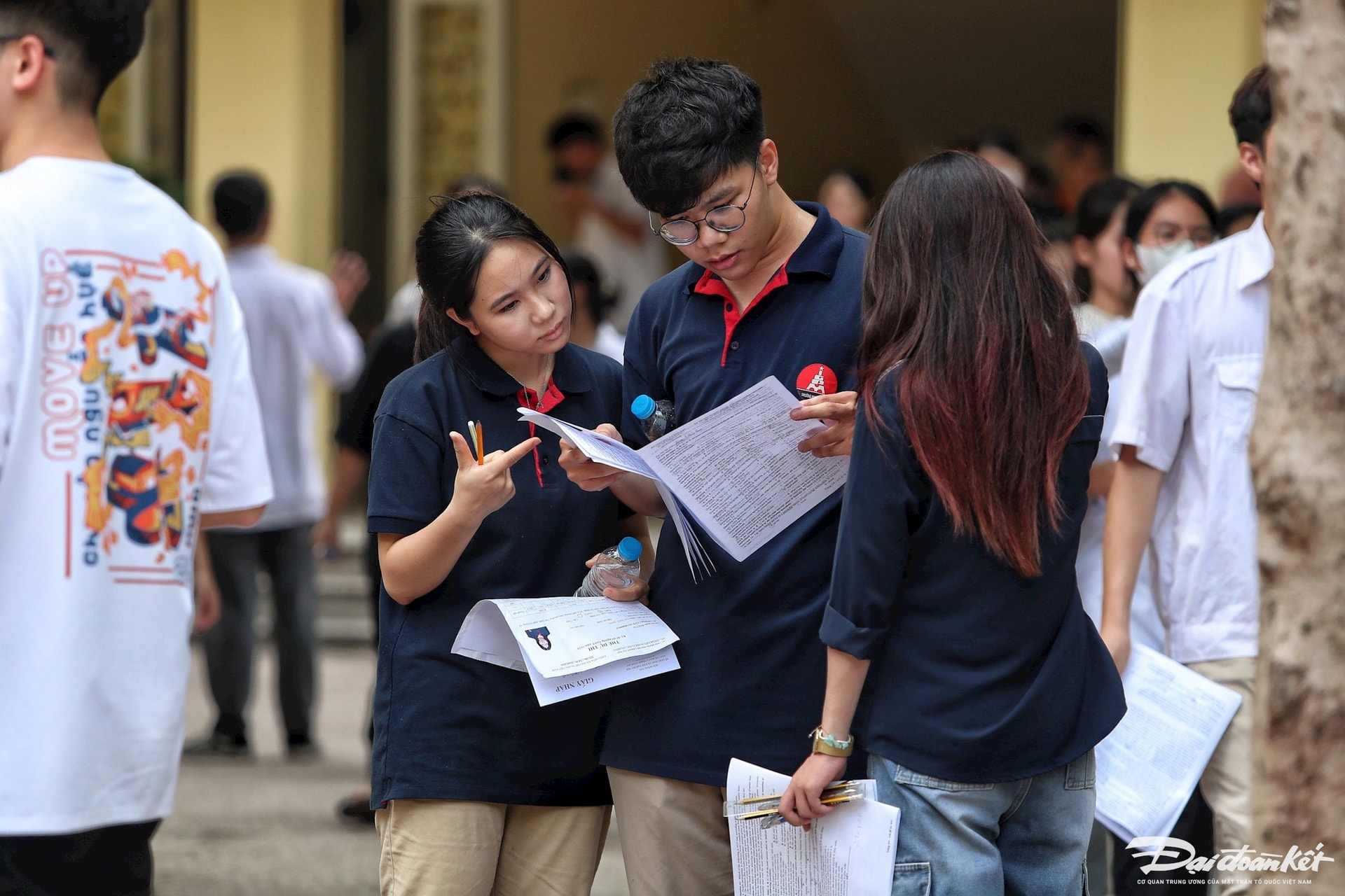 ผู้สมัครสอบเข้าโรงเรียนมัธยมศึกษาตอนปลาย ปีการศึกษา 2567 ภาพโดย: Le Khanh