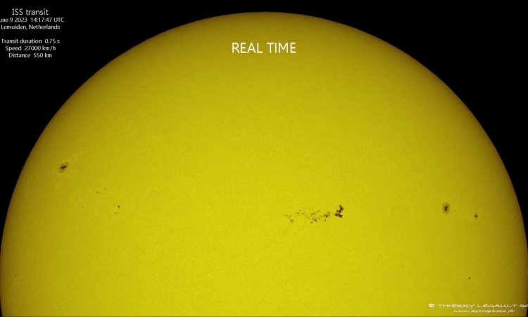 L'ISS survole une tache solaire aussi large que la Terre