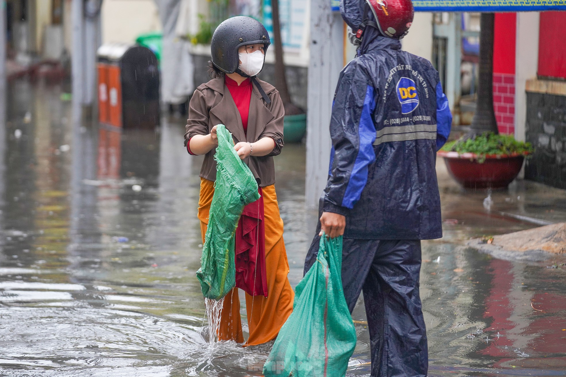 Người dân xung quanh chợ Thủ Đức lại vất vả vì ngập nặng ảnh 6