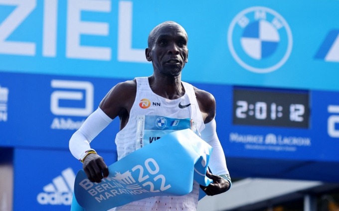 Kipchoge nach seinem Weltrekord von 2 Stunden 1 Minute 9 Sekunden beim Berlin-Marathon 2022. Foto: Reuters