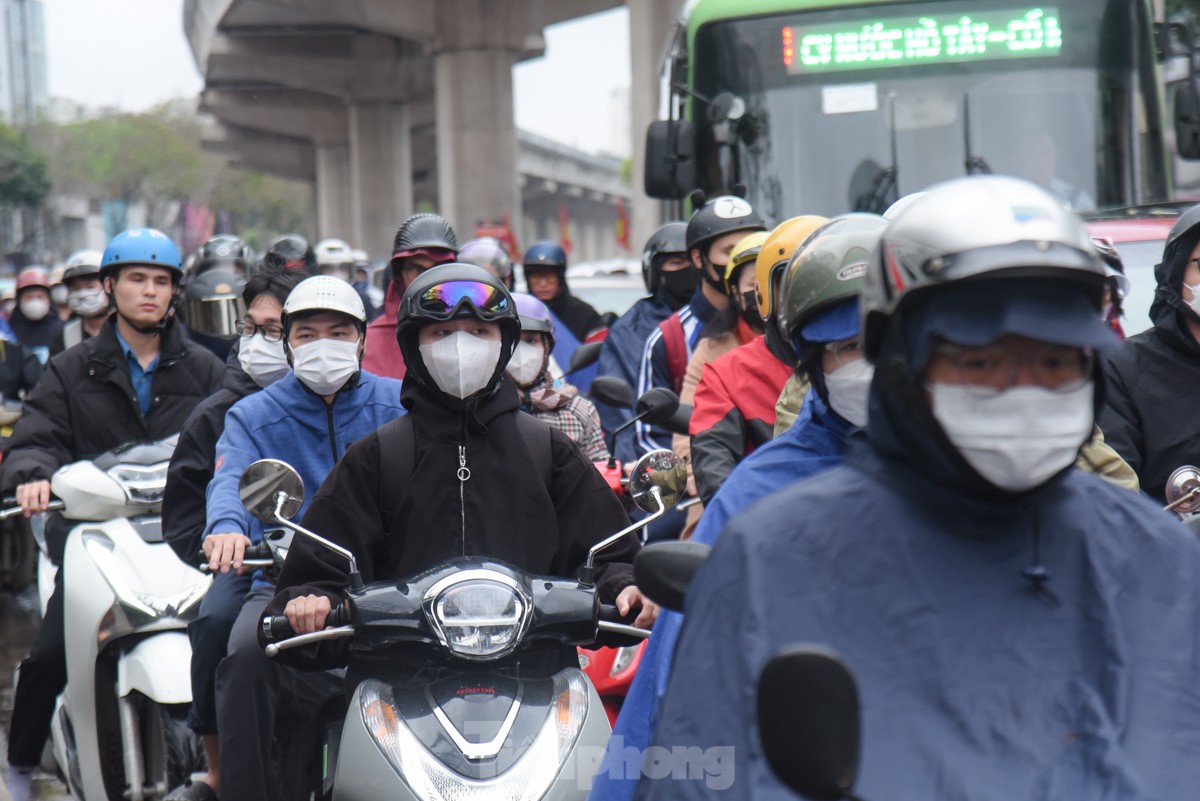 Muchas calles de Hanoi estuvieron congestionadas durante horas después de las fuertes lluvias que duraron desde la noche. Foto 7