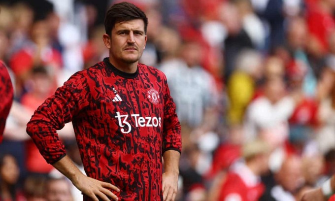 Maguire warms up in a Premier League match of the new season, but he has not played a single minute in the first three rounds. Photo: Reuters