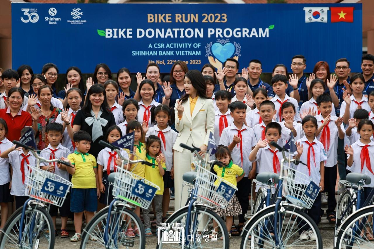 Die südkoreanische First Lady Kim Keon Hee besuchte am 22. Juni das SOS-Kinderdorf in Hanoi, um am Bike Run teilzunehmen und Fahrräder an benachteiligte Kinder in Vietnam zu spenden. Foto: Koreanische Botschaft