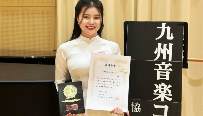 La estudiante Pham Thuy Linh ganó el excelente premio del concurso internacional de música