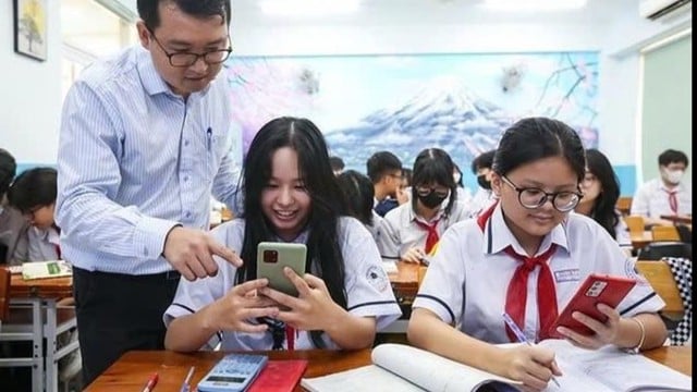 siết chặt quản lý điện thoại của học sinh trong trường học