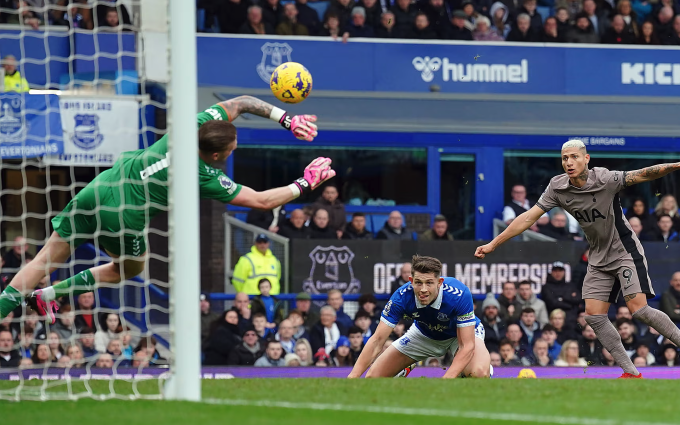 Jordan Pickford ngăn cản pha dứt điểm trong hiệp hai của Richarlison. Ảnh: PA