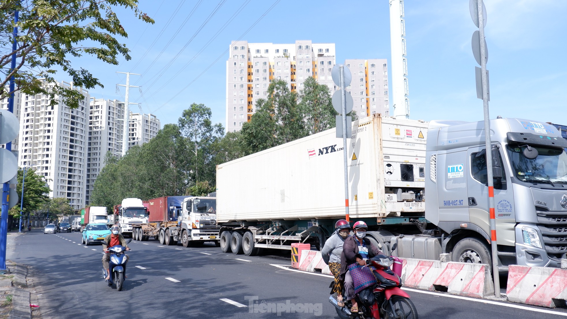 Long queue of trucks 'standing still' on the way to Cat Lai port, HCMC photo 10