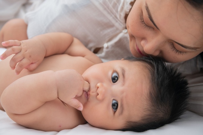 Indem Sie den Körper Ihres Babys sauber und trocken halten, können Sie Hautpilz vorbeugen. Foto: Freepik