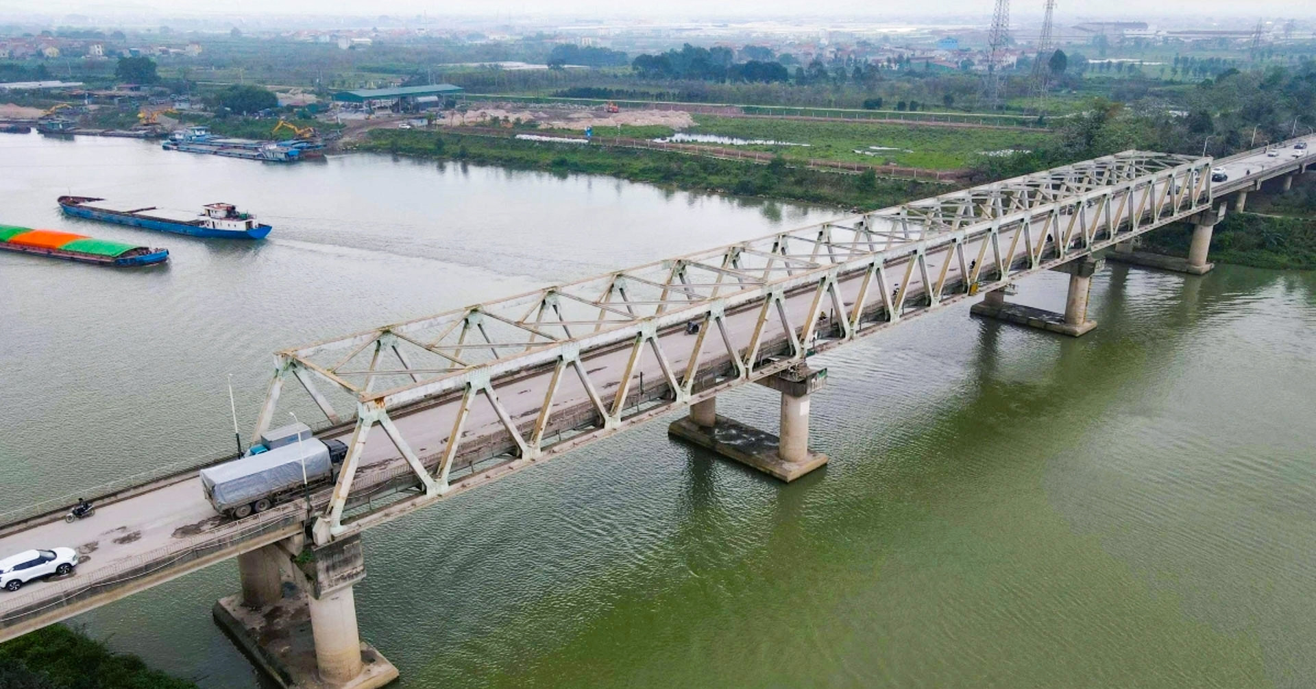 Flujo de tráfico en el puente Ho en Bac Ninh durante las reparaciones