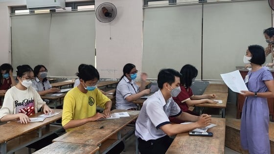 Candidatos que rinden el examen de graduación de secundaria de 2022 en la escuela secundaria Trung Vuong (Distrito 1, Ciudad Ho Chi Minh)