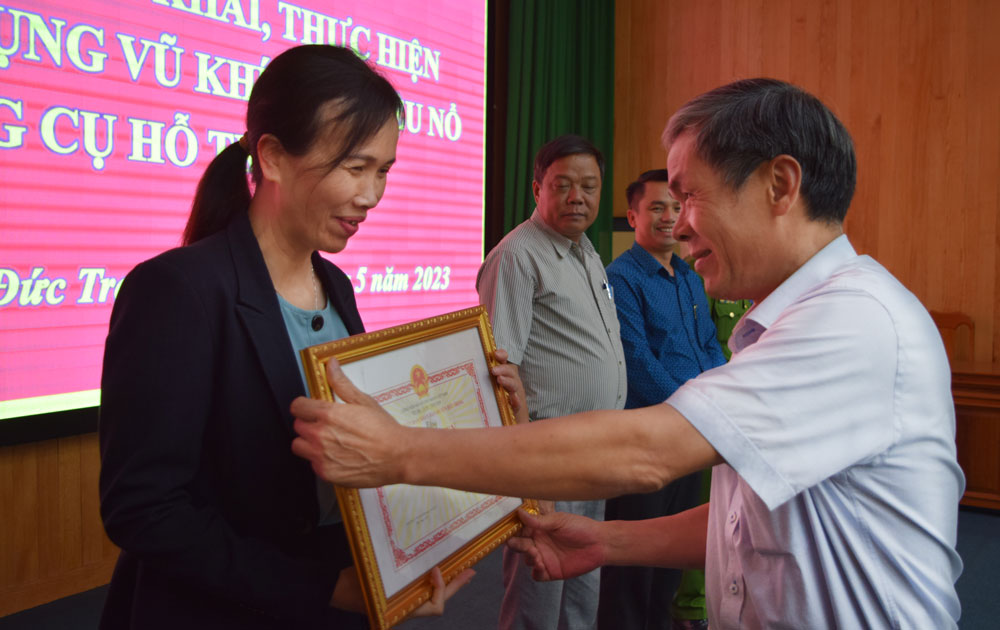 Comrade Nguyen Van Cuong - Chairman of the District People's Committee, awarded Certificates of Merit to outstanding collectives implementing the Law on Management and Use of Weapons, Explosives, and Explosives.