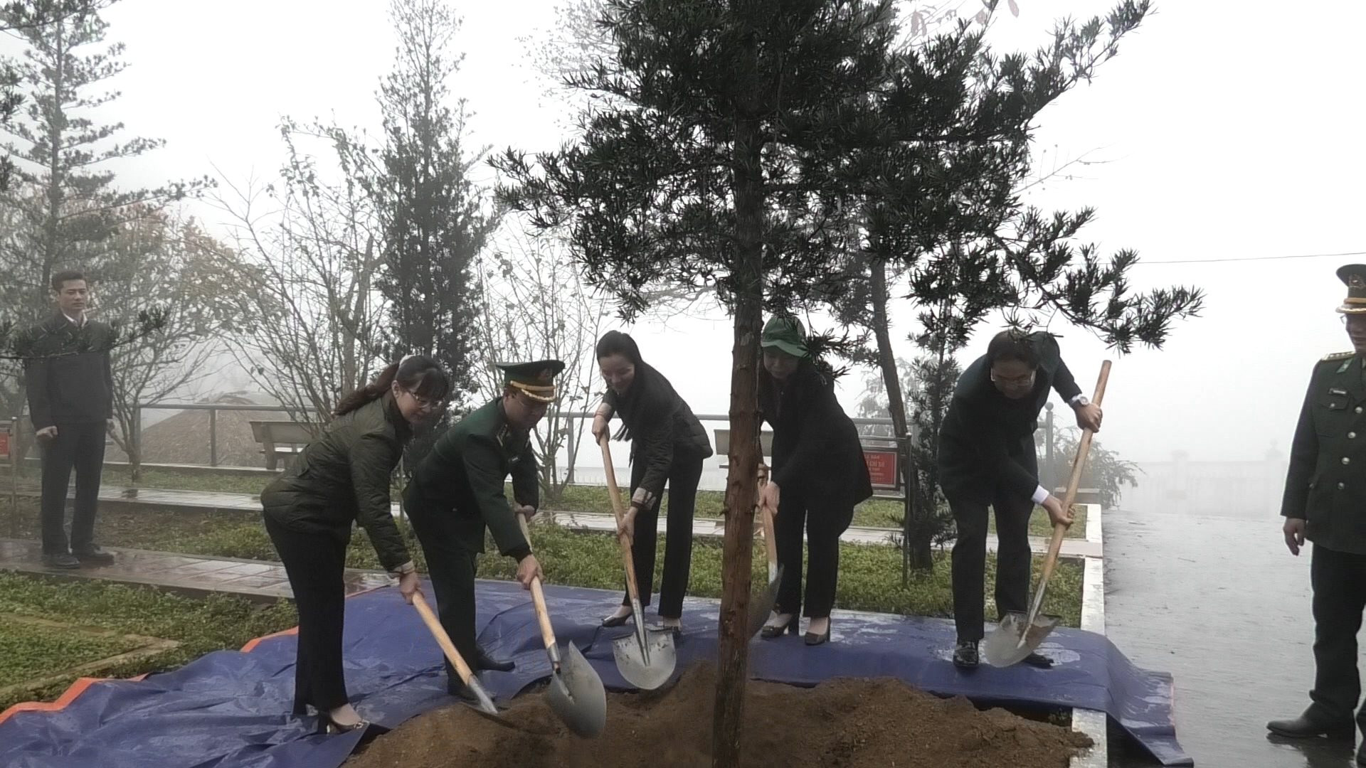 6.Vizepräsident-Vo-Thi-Anh-Xuan-mit-der-Arbeitsgruppe-im-Gedenkbaum-bei-der-Grenzschutzeinheit.jpg