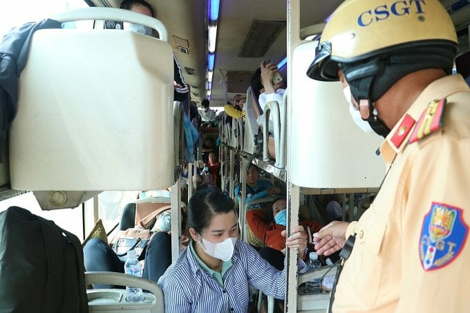 A 40-seat sleeper bus was crammed with 64 passengers when it was inspected by traffic police. Photo: Provided by police