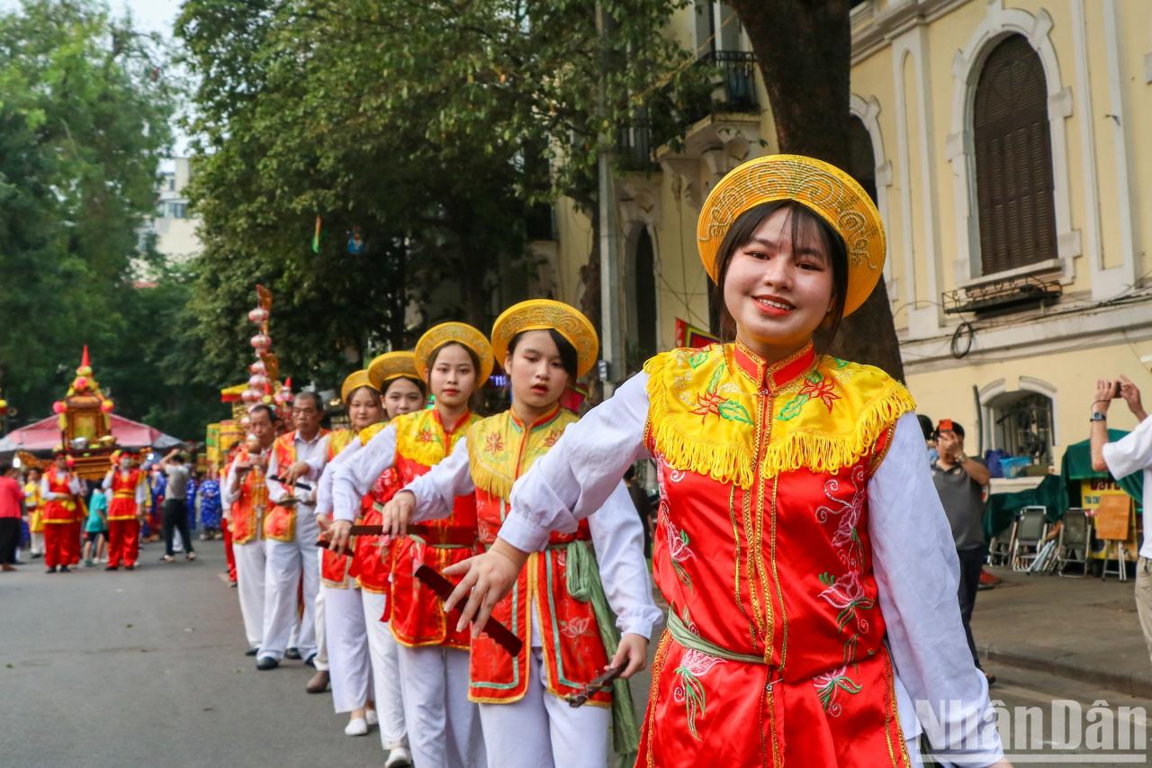 [Photo] Bustling traditional procession of Kim Ngan Communal House Festival photo 5