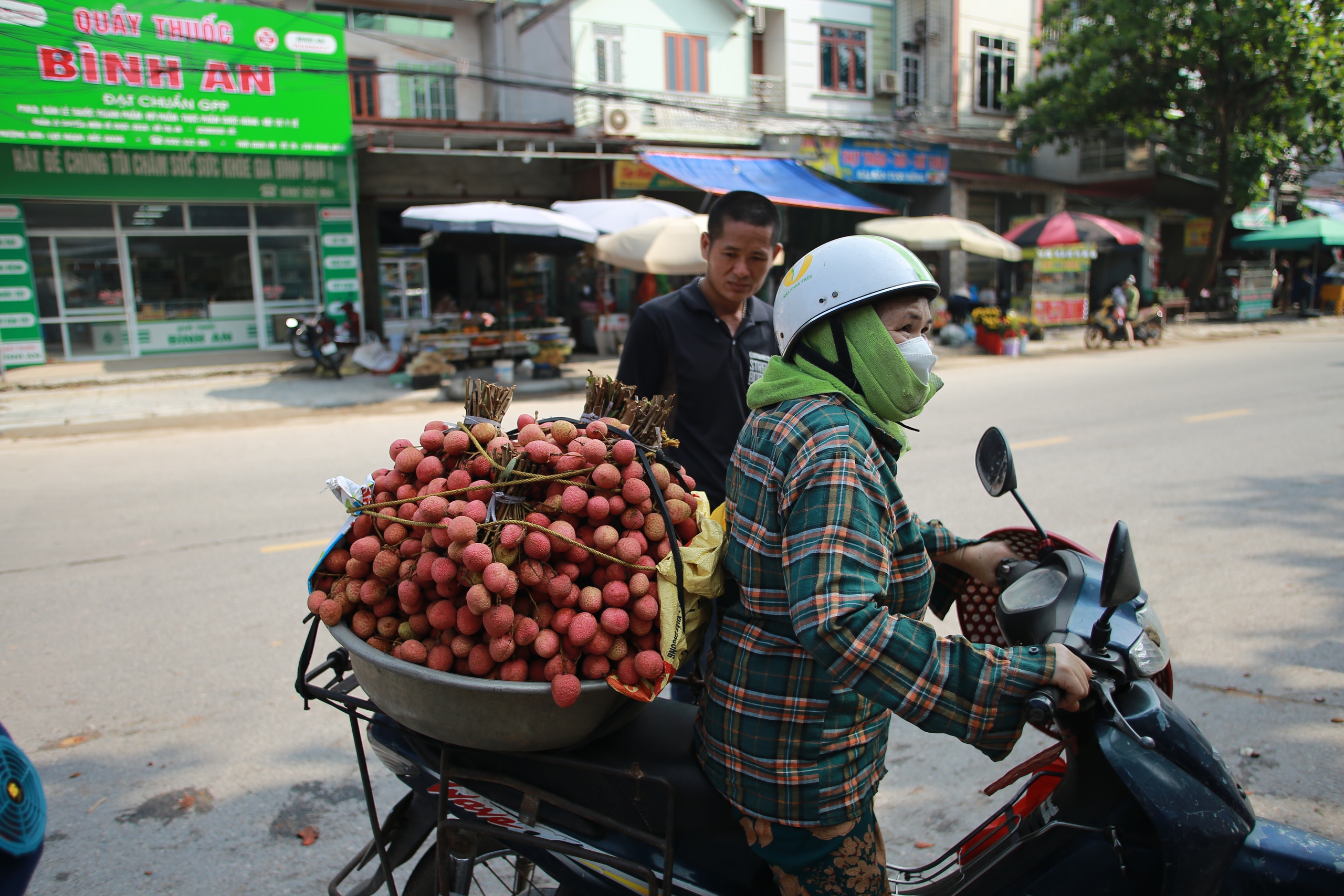 Người dân Bắc Giang vui mừng vì vải được thu mua với giá cao- Ảnh 8.