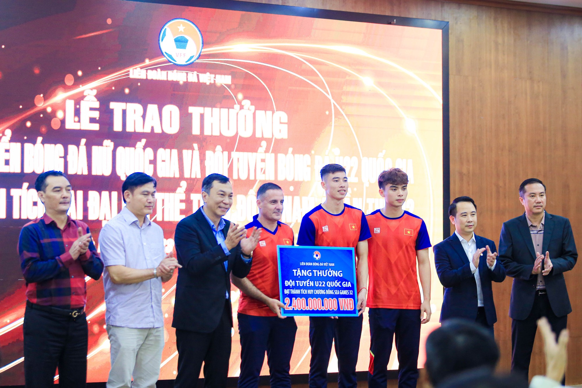 Đội tuyển bóng đá nữ nhận 5,6 tỉ đồng sau kỳ tích 4 lần liên tiếp vô địch SEA Games - Ảnh 3.