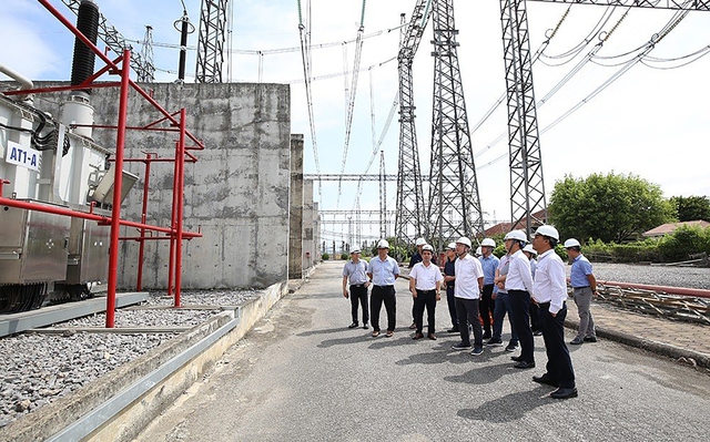 Đoàn công tác nghe báo cáo công tác vận hành tại Trạm biến áp 500 kV Nghi Sơn