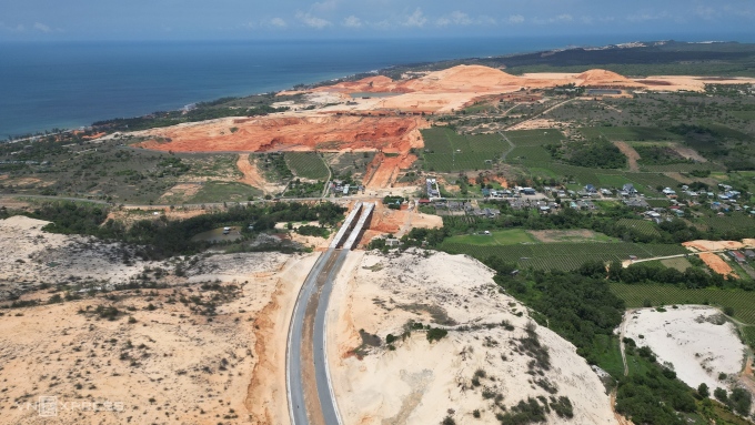 El proyecto de renovación de la carretera costera DT 719B (Phan Thiet - Ke Ga) en Binh Thuan se interrumpió y no pudo continuar la construcción al pasar por la comuna de Thuan Quy (distrito de Ham Thuan Nam, debido a la mina de titanio de Tan Quang Cuong. Junio ​​de 2023. Foto: Viet Quoc