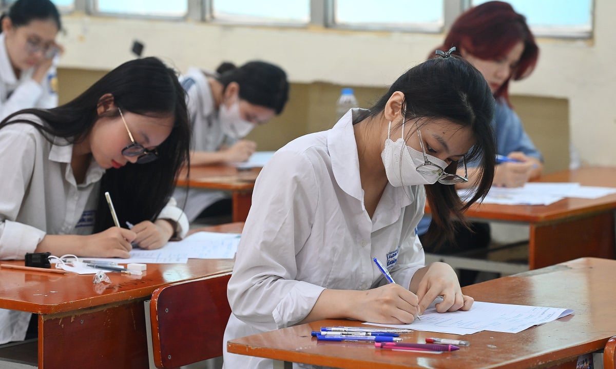 Two schools of Hanoi National University announced benchmark scores for capacity assessment