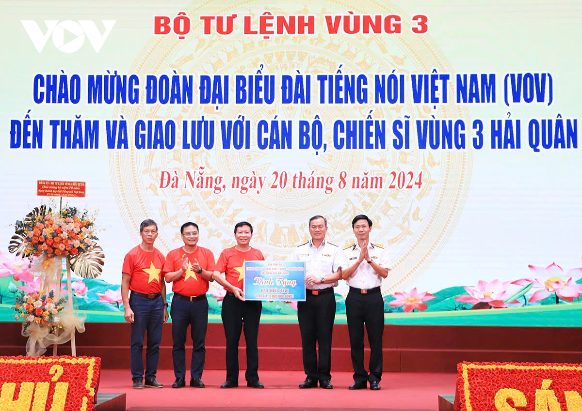 Doan cong tac vov giao luu voi can bo, chien si vung 3 hai quan hinh anh 10