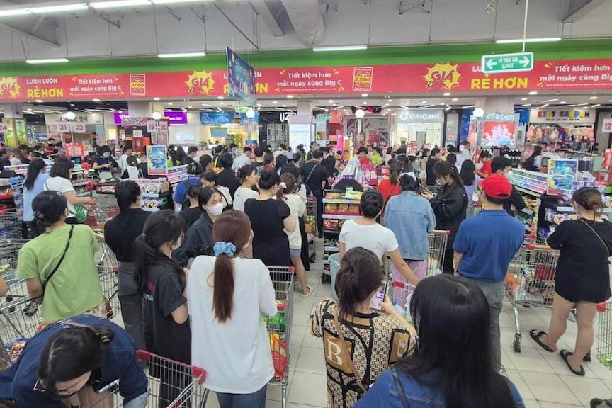 Les gens doivent faire de longues files d’attente pour payer. Photo : Phan Anh