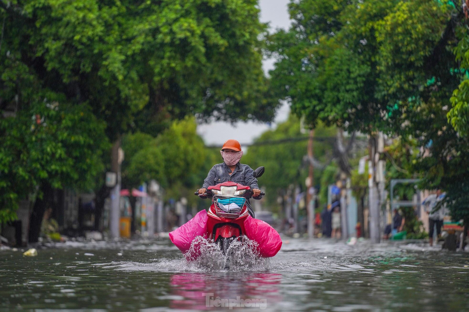 Người dân xung quanh chợ Thủ Đức lại vất vả vì ngập nặng ảnh 14