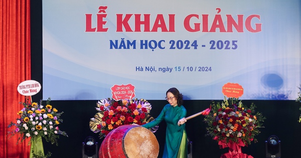 Mehr als zweitausend neue Studierende der Hanoi University of Culture begrüßen die Eröffnungszeremonie