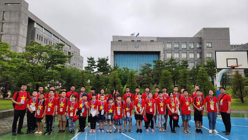 Profesores y estudiantes de la delegación vietnamita se toman una foto en el campus de la Universidad de Yonsei.
