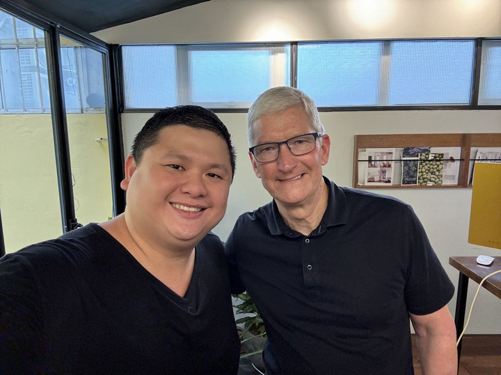 ตามที่ CEO ของ Apple เผยว่าวัตถุประสงค์ในการเยือนเวียดนามครั้งนี้คือการพบปะกับผู้สร้างคอนเทนต์ โปรแกรมเมอร์ และร่วมกิจกรรมต่างๆ ที่เกี่ยวข้องกับการศึกษา นอกจากนี้ เขายังยืนยันถึงความมุ่งมั่นในระยะยาวของ Apple ต่อเวียดนามผ่านการเพิ่มการสนับสนุนแก่ซัพพลายเออร์ในพื้นที่ การลงทุนด้านการศึกษา และริเริ่มการปกป้องสิ่งแวดล้อม (ภาพ: FB/Nguyen Ngoc Duy Luan)