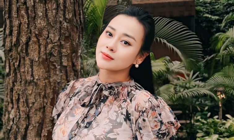 Phuong Oanh tient son ventre de femme enceinte pendant le tournage