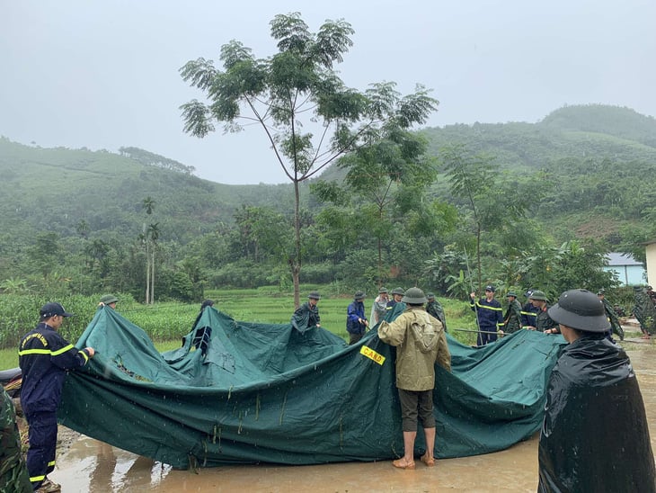Khoảng 500 người đang tìm kiếm nạn nhân vụ lũ quét vùi lấp bản Làng Nủ, đã thấy 30 thi thể - Ảnh 1.